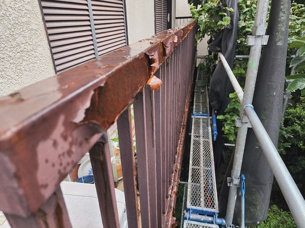 【施工中】東京都目黒区・T様邸　木製玄関ドア、支柱、ベランダ手摺塗装工事 (1)