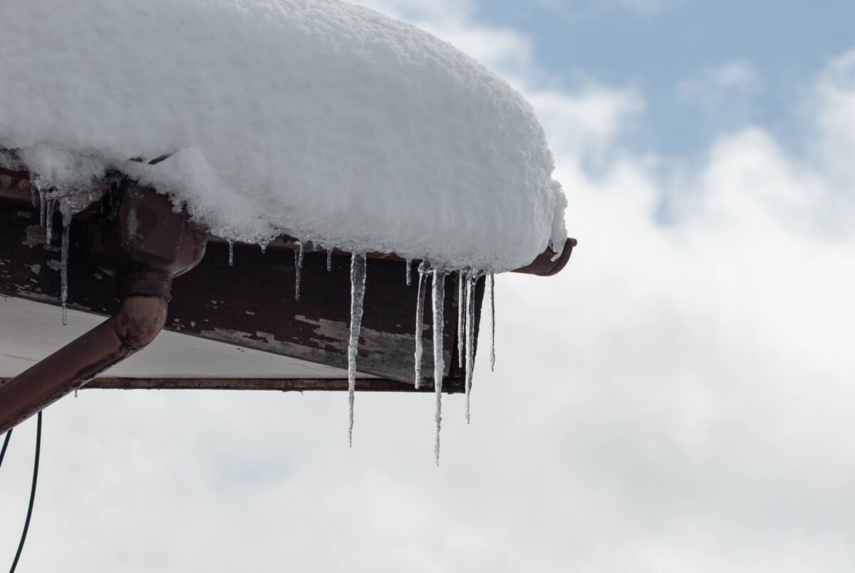 雪の積もった屋根と雨樋