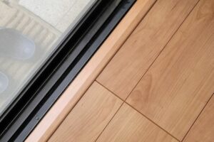 東京都中野区・Y様邸　庭へ出る大きな窓のレールの幅木が浮いている気がする　掃き出し窓のレールとフローリングの段差をなくす床見切り材の取り付け直しを行いました(3)