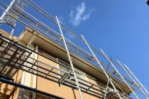 屋根塗装と外壁塗装をまとめてリフォーム！後悔しない判断ポイントとは-足場