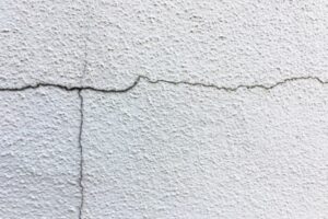 外壁のひび割れ・浮き・剥がれはなぜ起こる？正しい補修方法を徹底解説-クラック