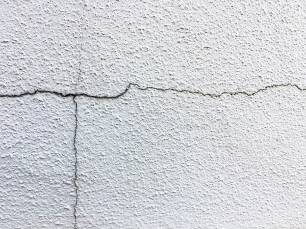 外壁のひび割れ・浮き・剥がれはなぜ起こる？正しい補修方法を徹底解説-クラック