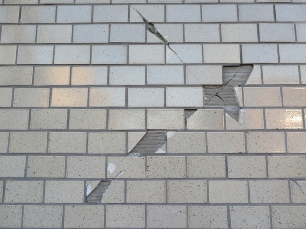 タイル外壁メンテナンスの基礎知識｜放置すると起こるトラブルとは-タイル-落下