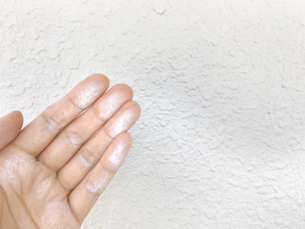 外壁塗装を20年していないとどうなる?放置リスクと塗装が不要なケース-チョーキング