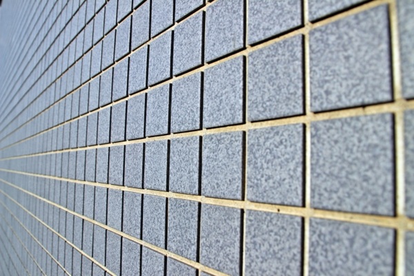 外壁塗装を20年していないとどうなる?放置リスクと塗装が不要なケース-タイル