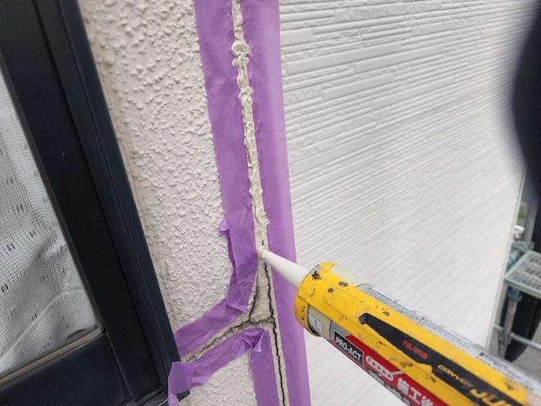 世田谷区K様邸窓まわりシーリング施工中