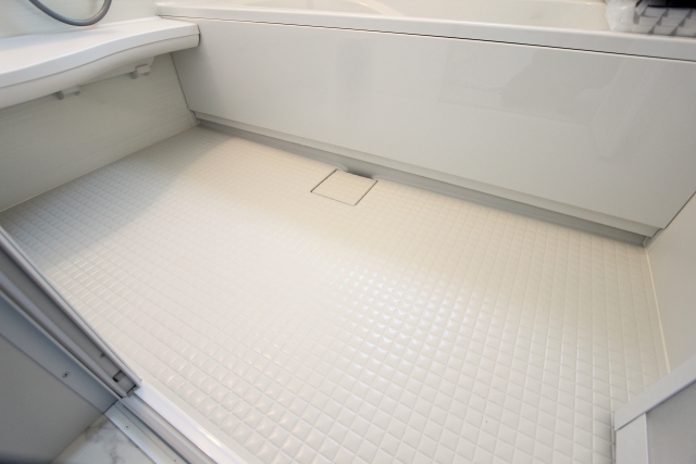 滑りにくい凹凸加工が施された浴室の床