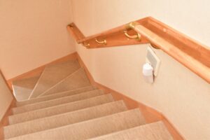 介護リフォームで設置された住宅階段の手すり