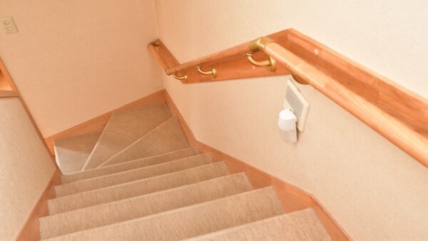 介護リフォームで設置された住宅階段の手すり