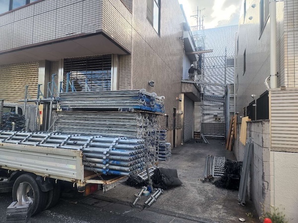 世田谷区K社様ポリカ屋根補修工事：足場仮設２