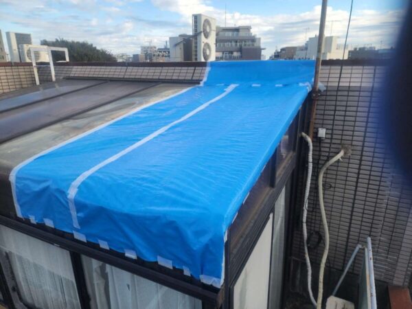 世田谷区K社様ポリカ屋根補修工事：応急処置