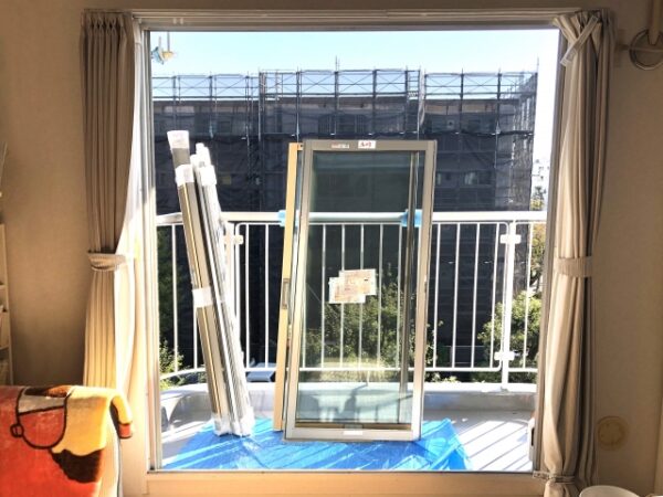 窓の一部だけ交換するリフォーム作業中の様子 ベランダ側で施工している状態