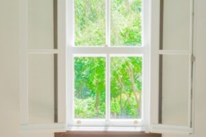 自然光が入る明るく快適な室内の窓まわりの様子