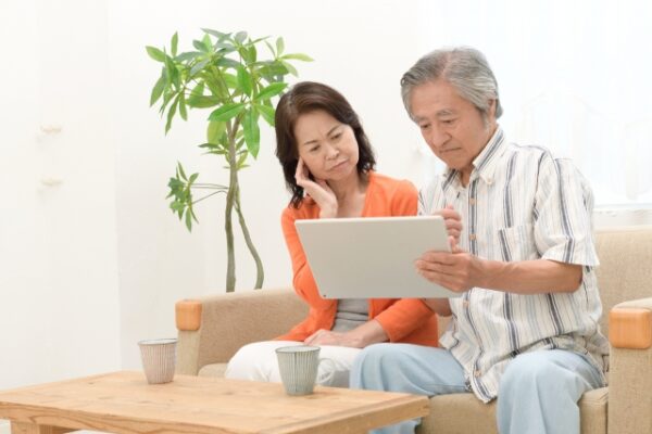 雑草対策について悩む家族
