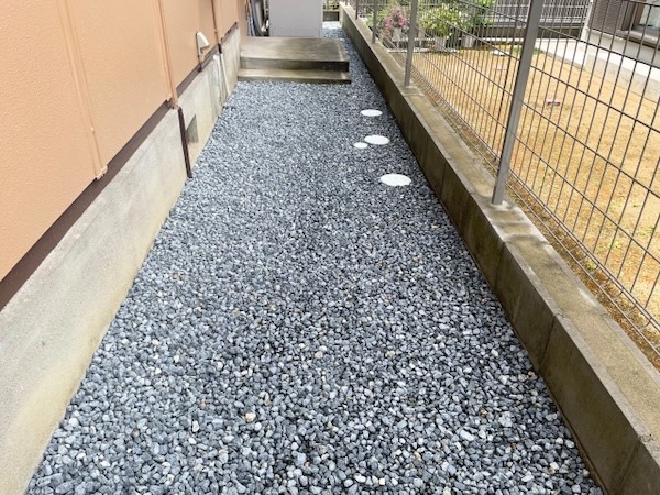 住宅脇の通路に砂利を敷いた外構施工