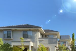 夏の日差しが降りそそぐ戸建て住宅