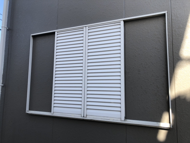 雨戸のしまった窓