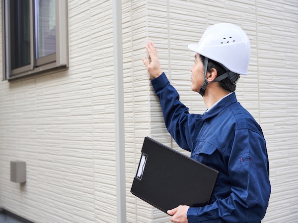 外壁の状態を確認する点検のイメージ